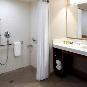 Accessible Guest room 1 Queen Waterfront